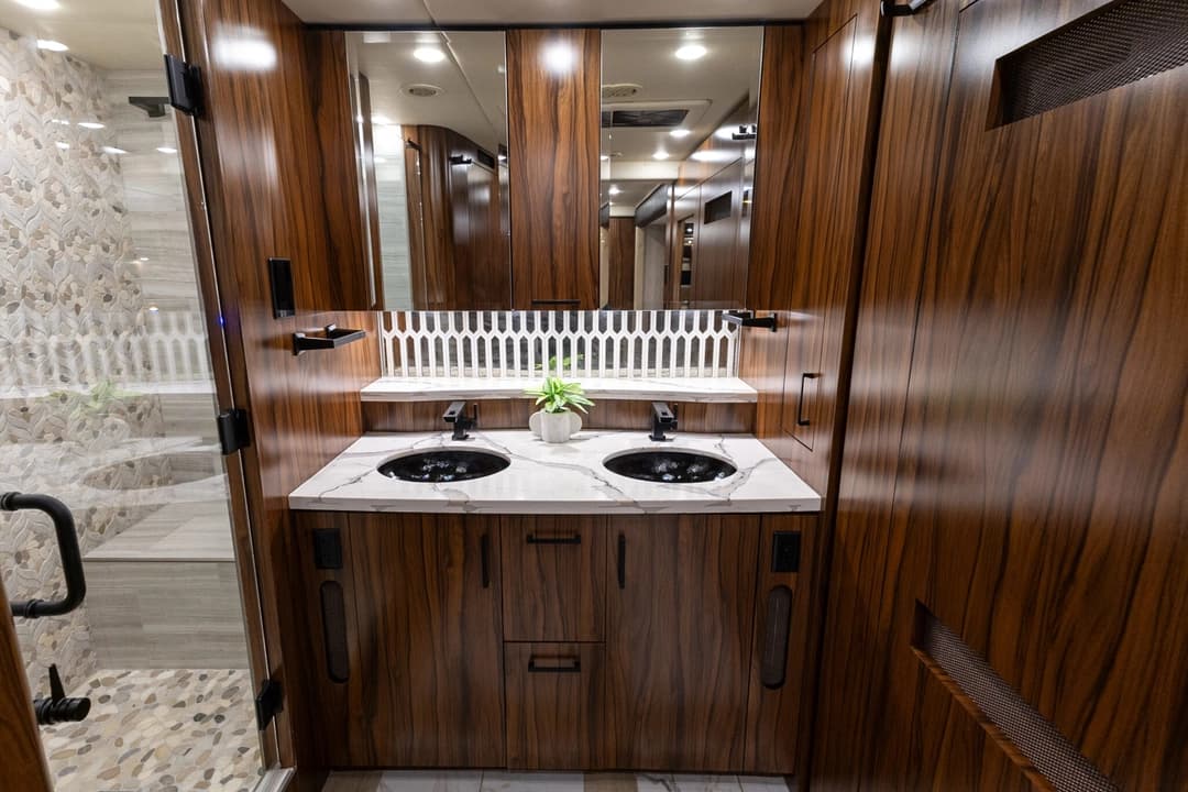 2025 Foretravel ISX605 Motorhome - Image 28