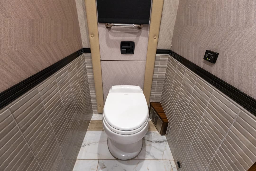 2025 Foretravel ISX605 Motorhome - Image 29