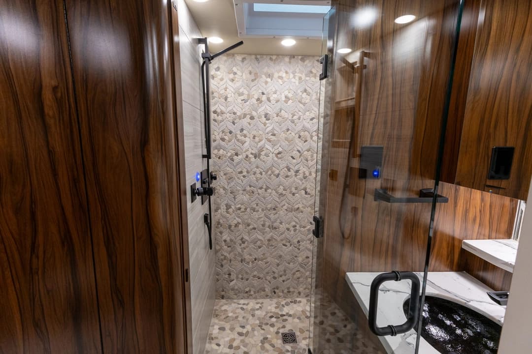 2025 Foretravel ISX605 Motorhome - Image 30