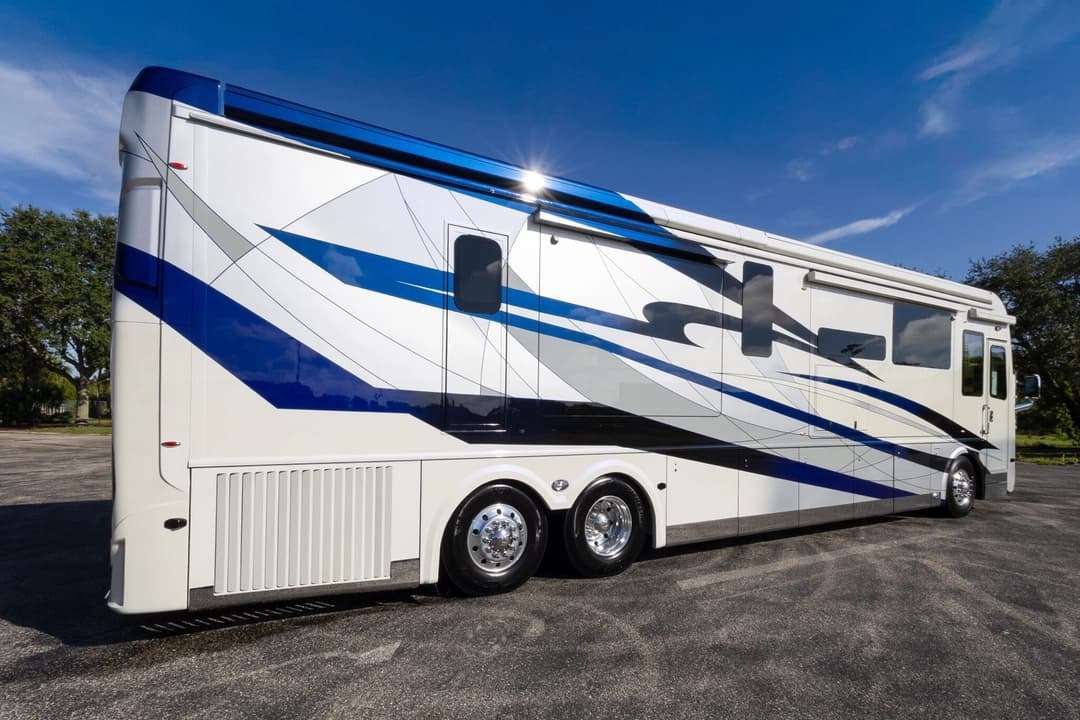 2025 Foretravel ISX605 Motorhome - Image 4