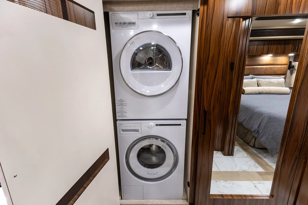 2025 Foretravel ISX605 Motorhome - Image 31