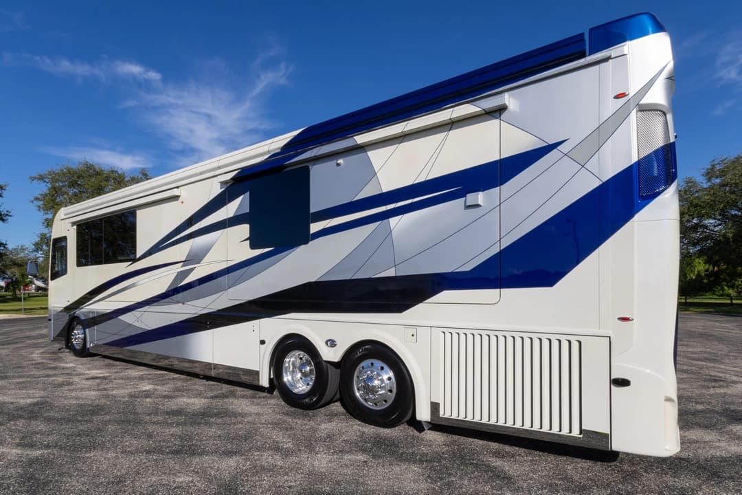 2025 Foretravel ISX605 Motorhome - Image 8