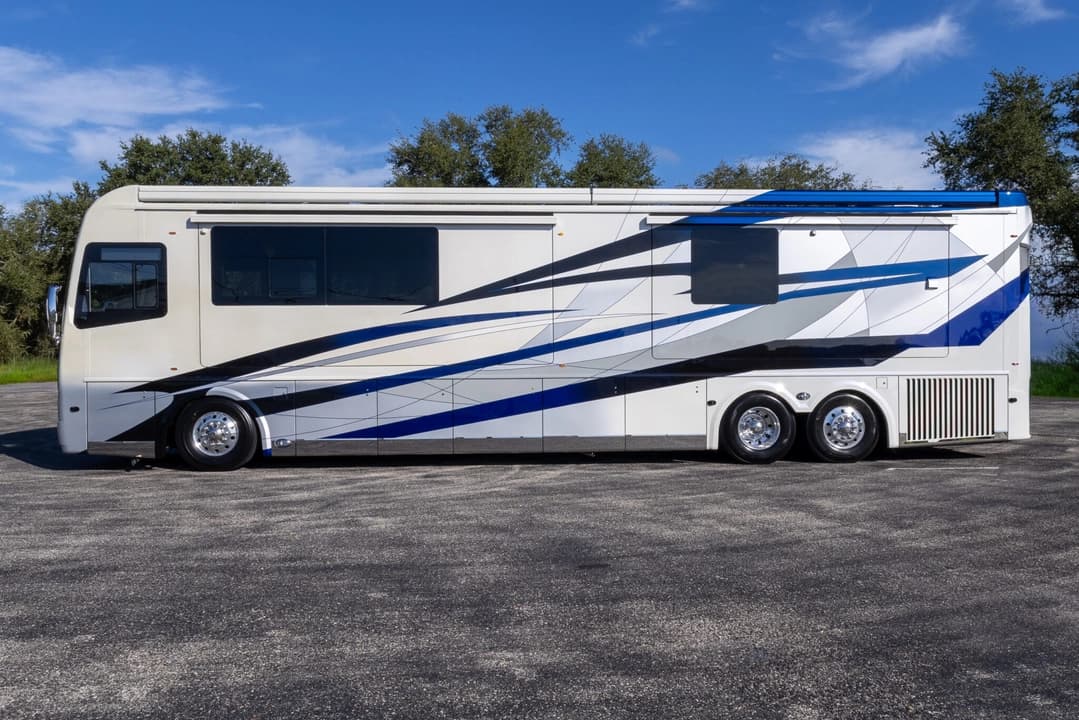 2025 Foretravel ISX605 Motorhome - Image 9