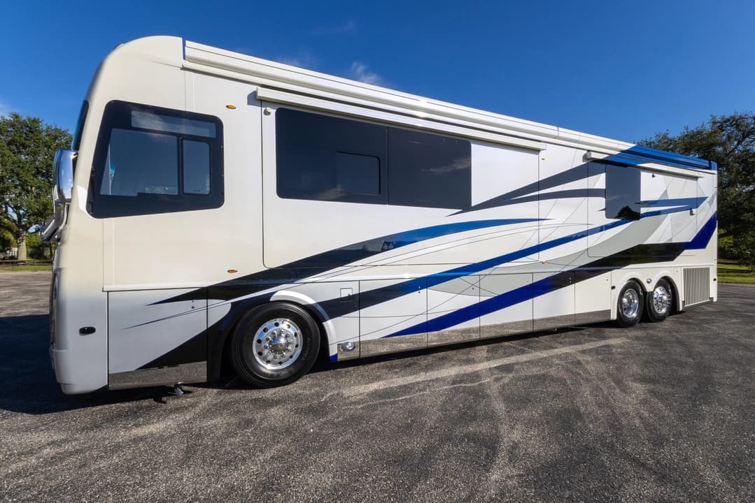 2025 Foretravel ISX605 Motorhome - Image 10