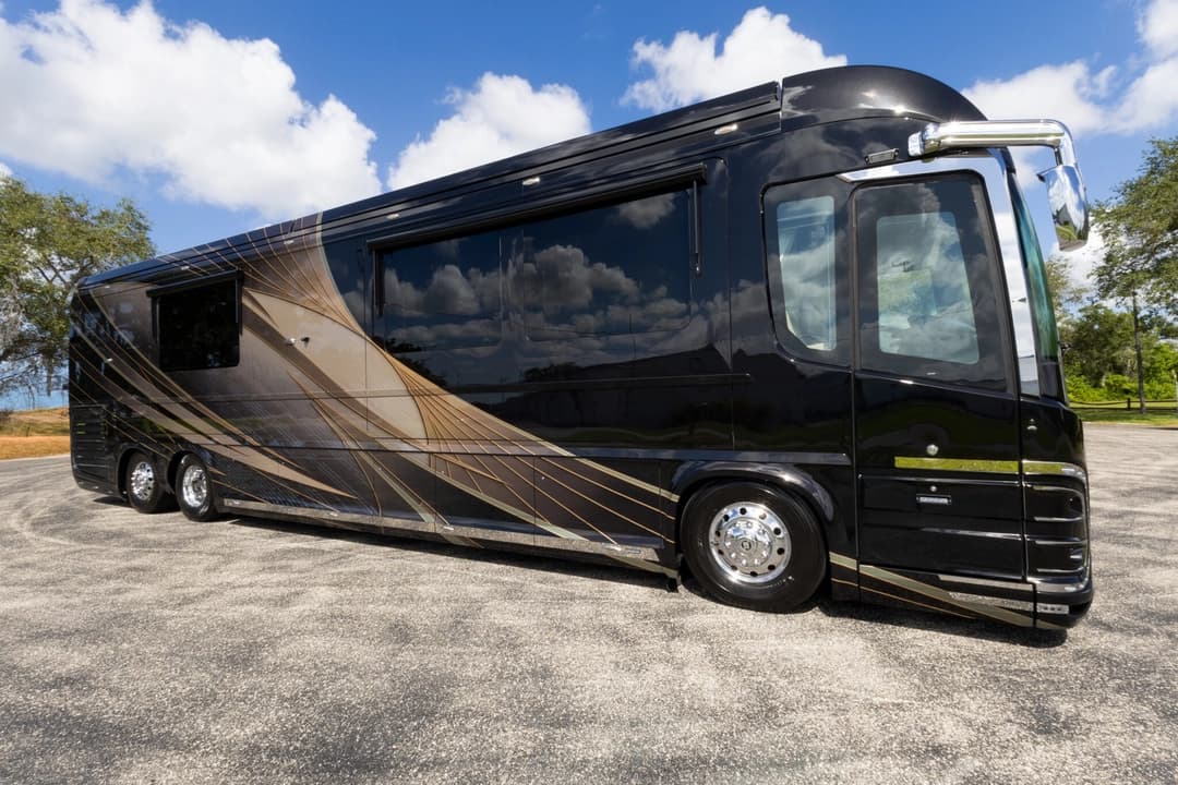 2023 Newell P50 Edition Motorhome - Image 2