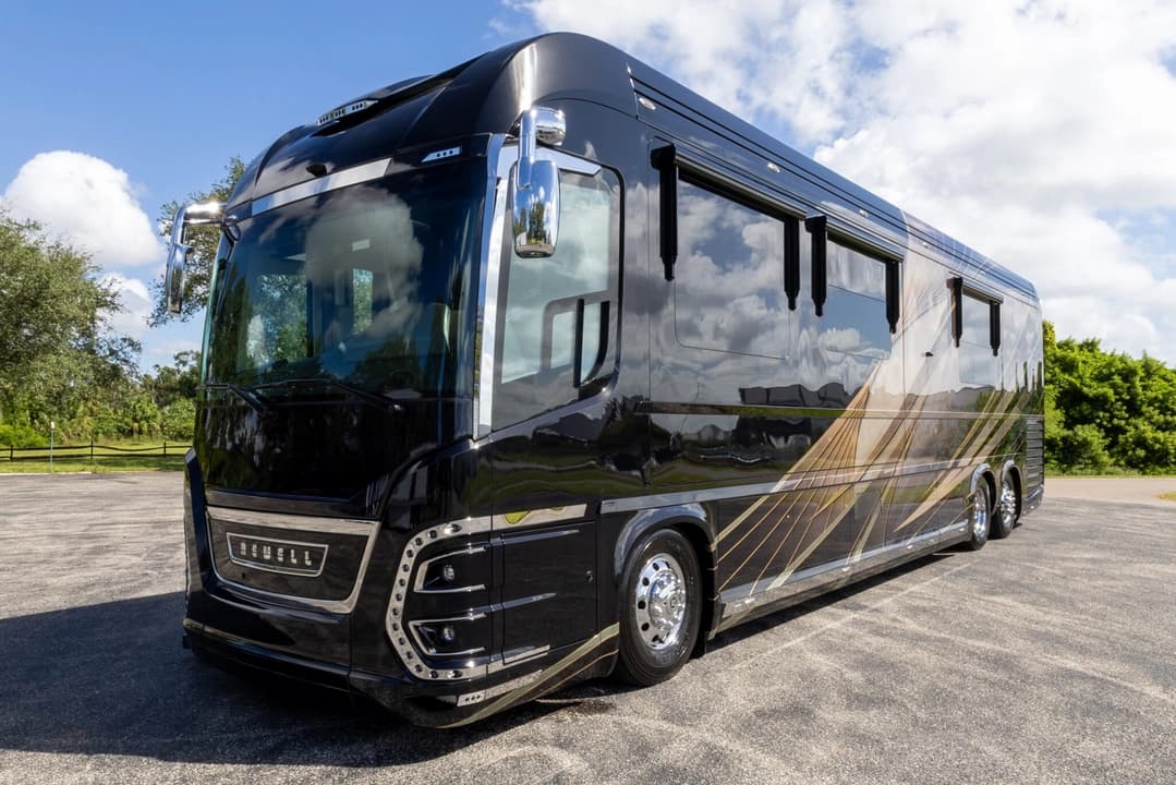 2023 Newell P50 Edition Motorhome - Image 11