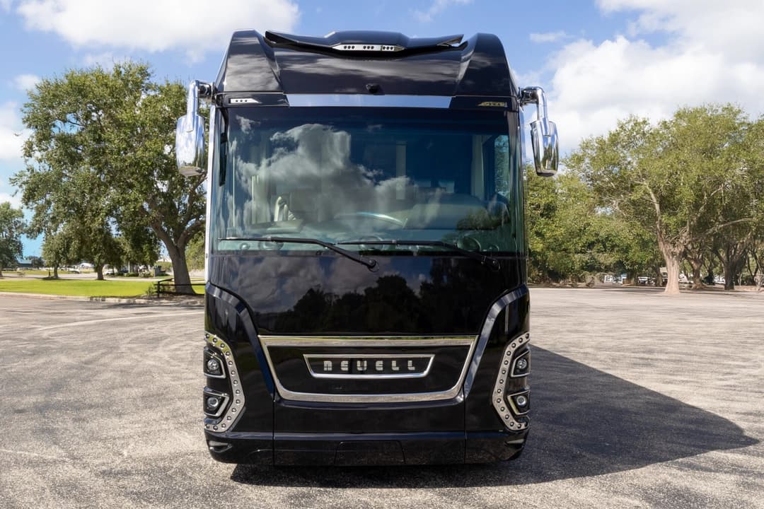 2023 Newell P50 Edition Motorhome - Image 12