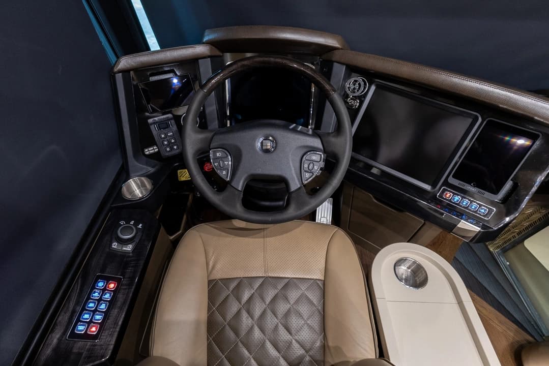 2023 Newell P50 Edition Motorhome - Image 13