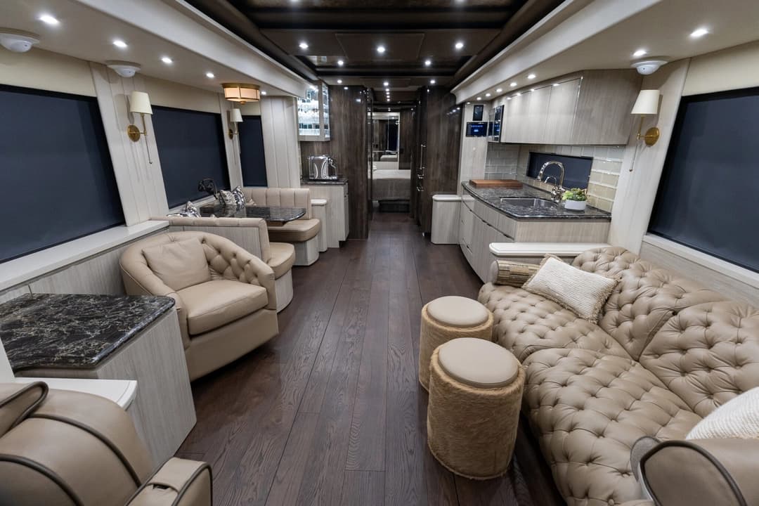 2023 Newell P50 Edition Motorhome - Image 14