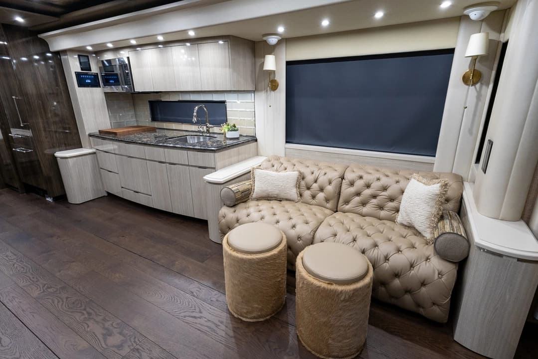 2023 Newell P50 Edition Motorhome - Image 17