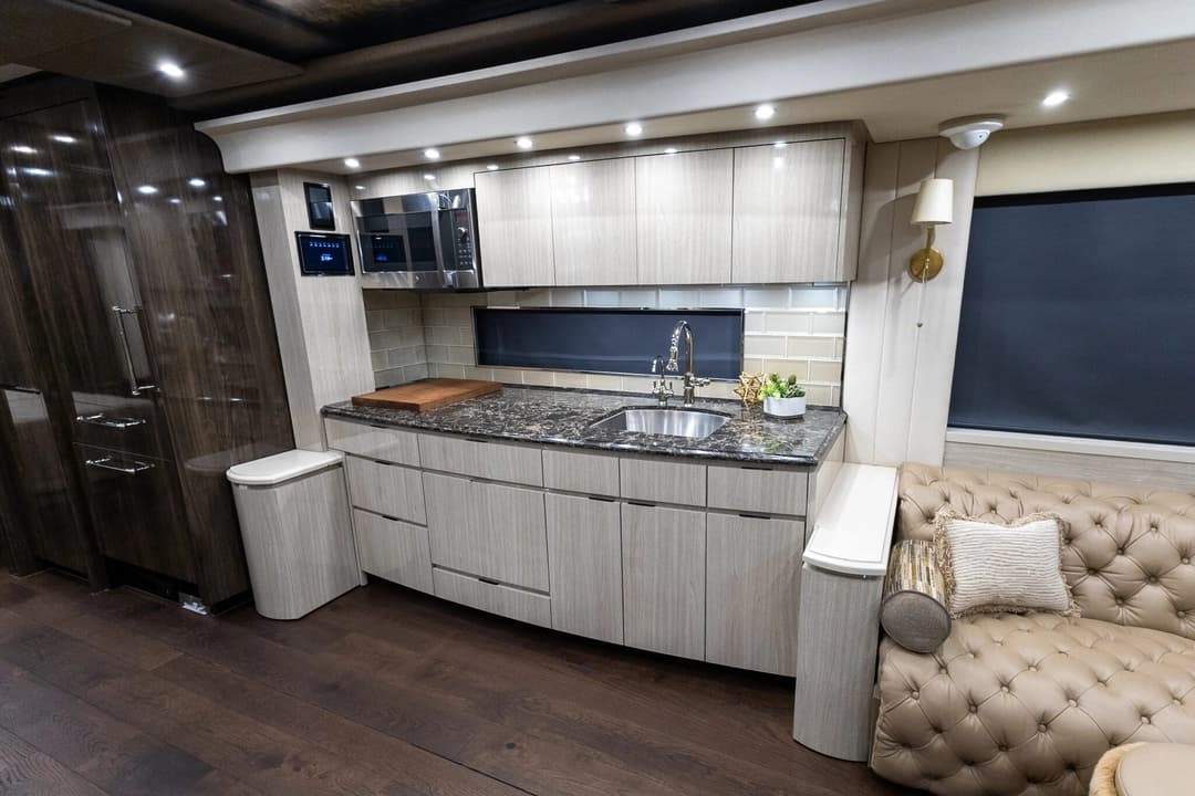 2023 Newell P50 Edition Motorhome - Image 18