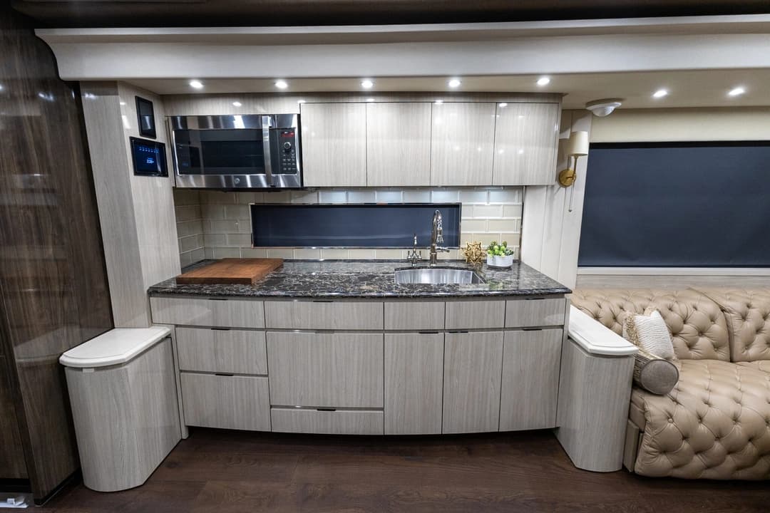 2023 Newell P50 Edition Motorhome - Image 19