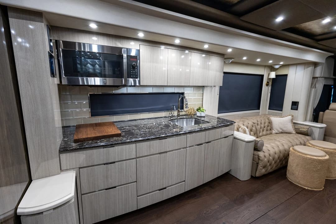 2023 Newell P50 Edition Motorhome - Image 20