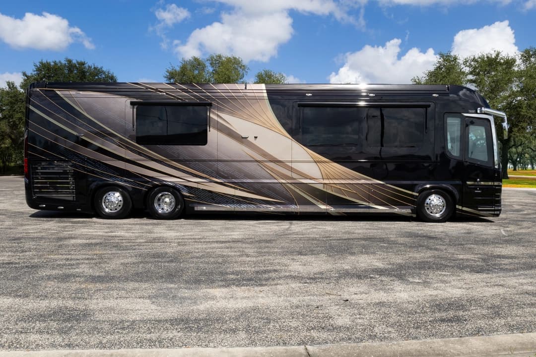 2023 Newell P50 Edition Motorhome - Image 3