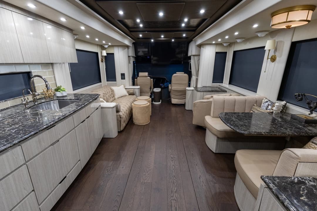 2023 Newell P50 Edition Motorhome - Image 21
