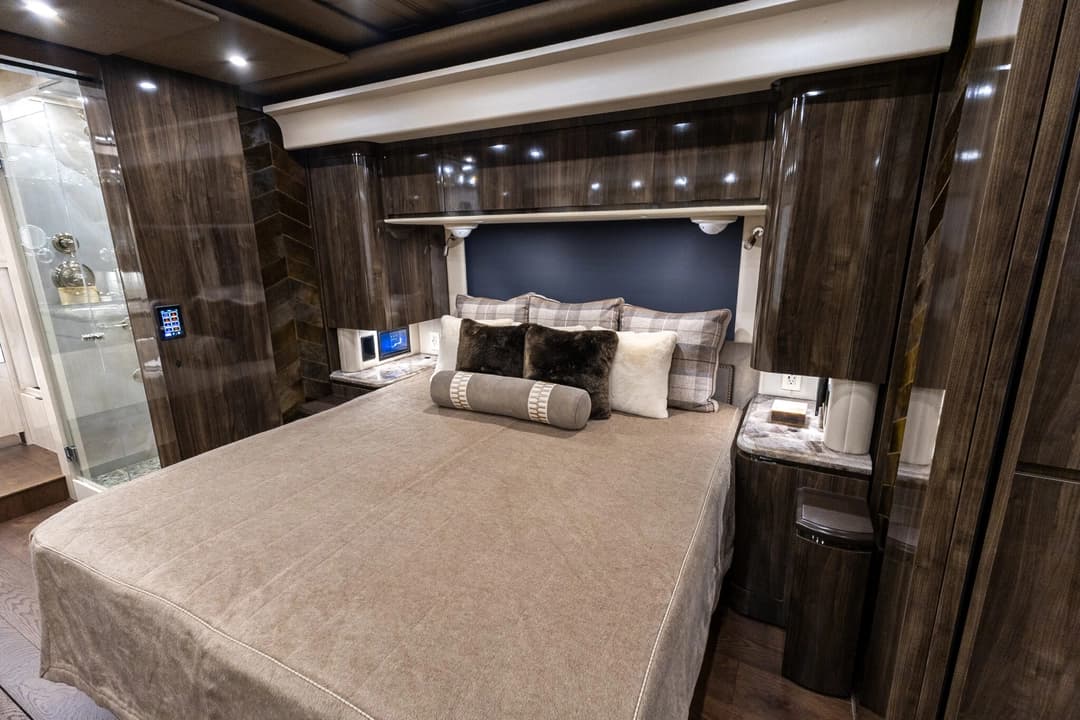 2023 Newell P50 Edition Motorhome - Image 24