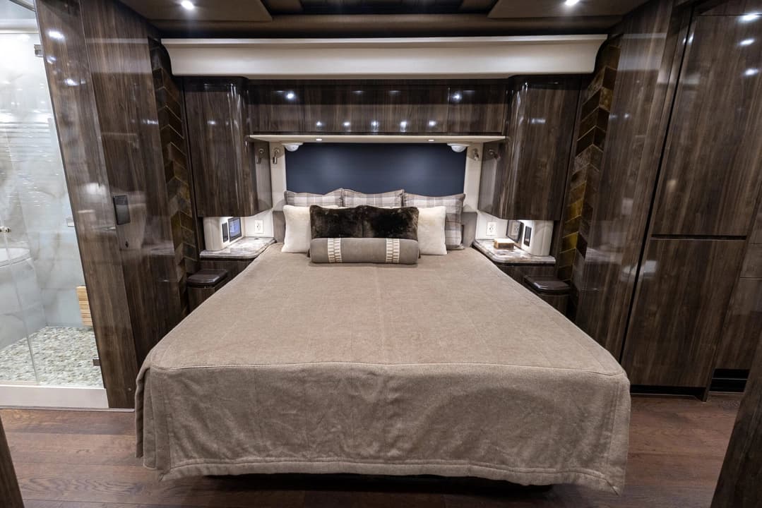 2023 Newell P50 Edition Motorhome - Image 25