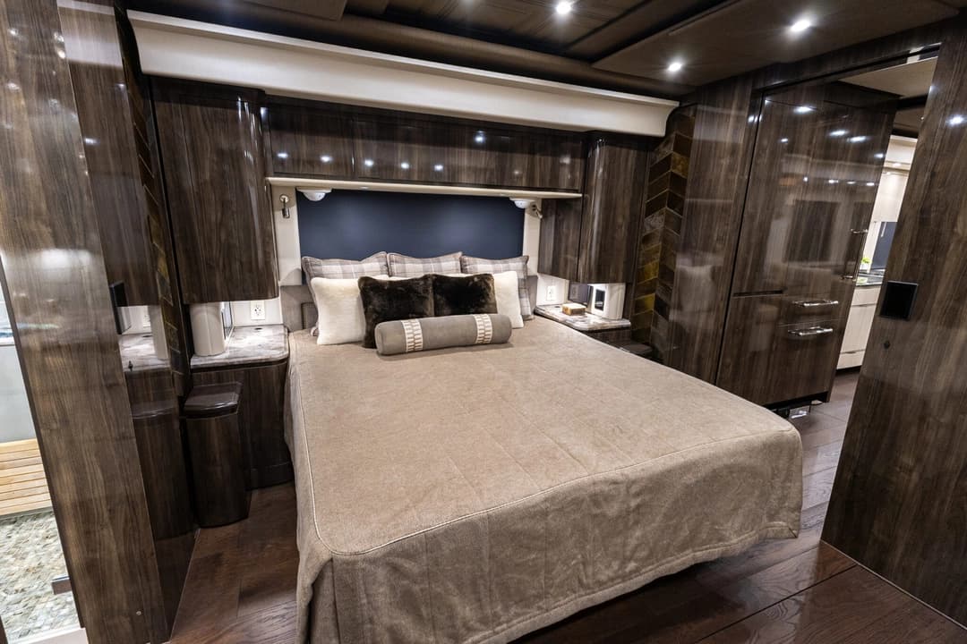 2023 Newell P50 Edition Motorhome - Image 26