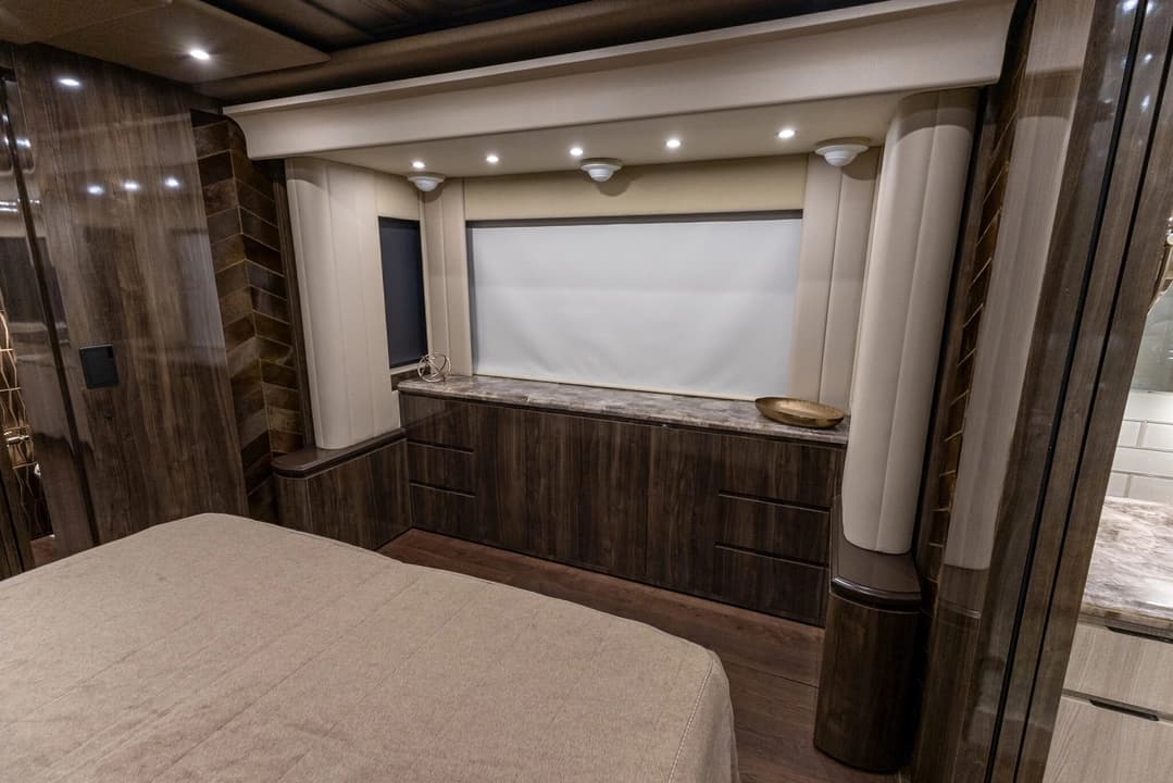 2023 Newell P50 Edition Motorhome - Image 27