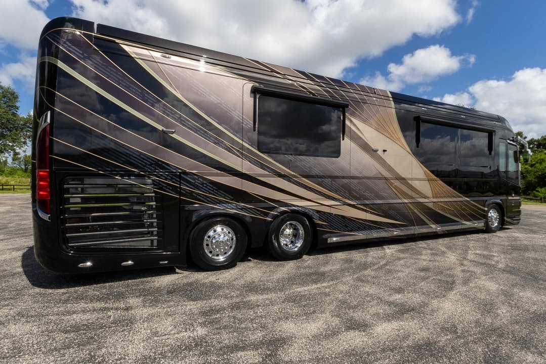 2023 Newell P50 Edition Motorhome - Image 4