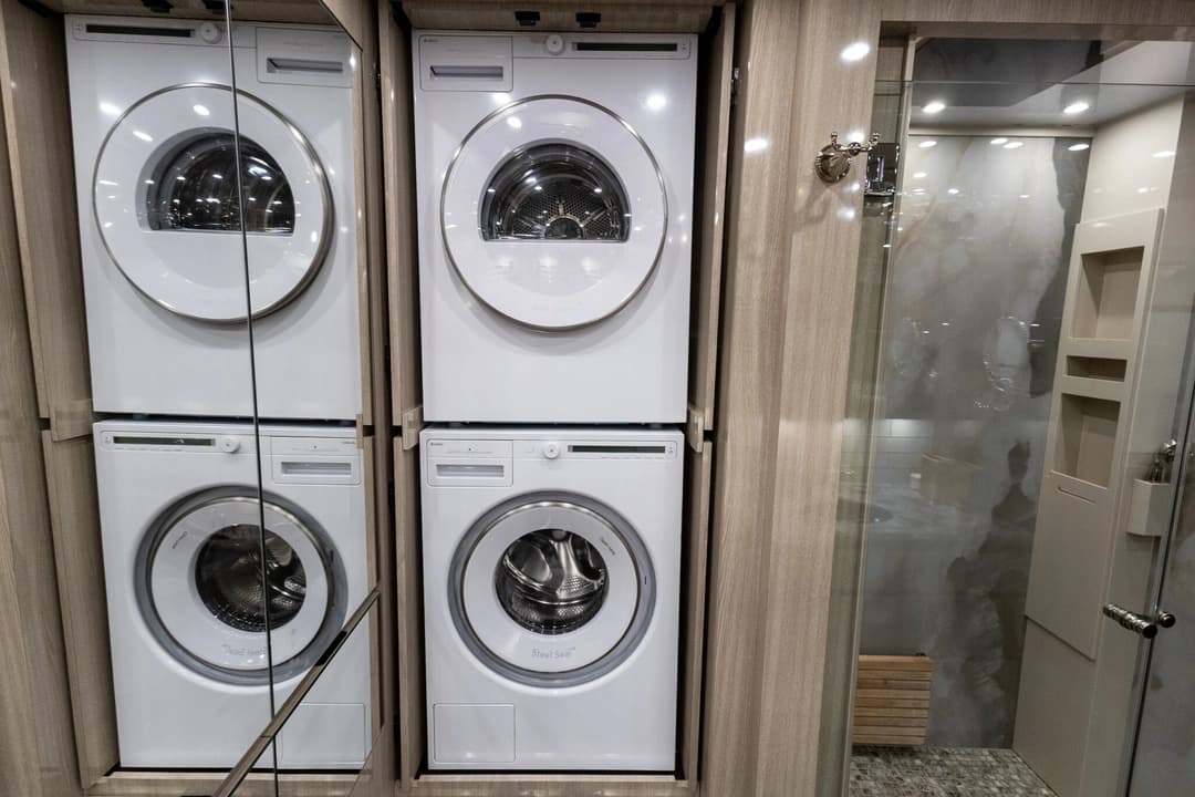 2023 Newell P50 Edition Motorhome - Image 31