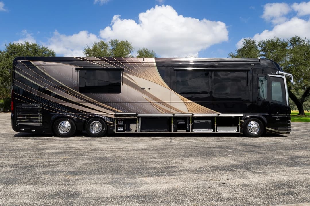 2023 Newell P50 Edition Motorhome - Image 32