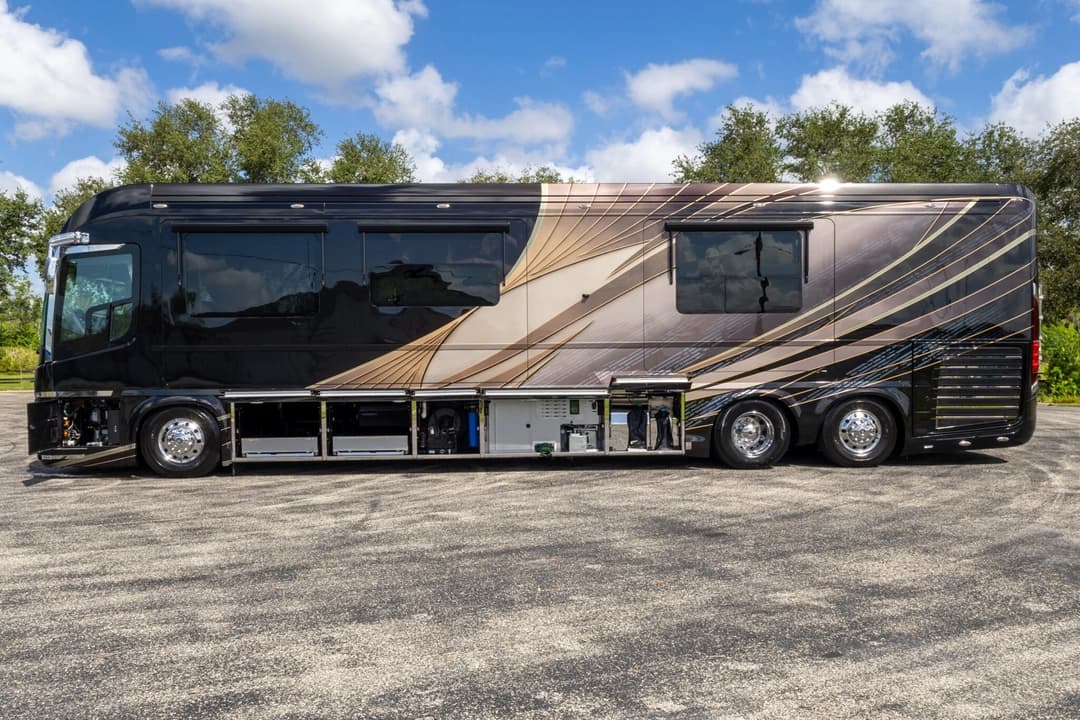 2023 Newell P50 Edition Motorhome - Image 33