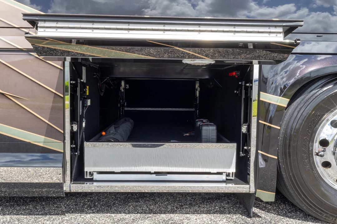 2023 Newell P50 Edition Motorhome - Image 38