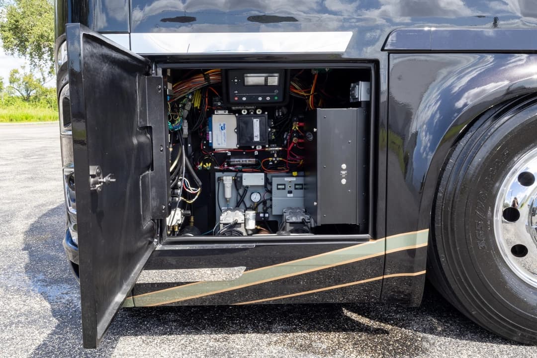 2023 Newell P50 Edition Motorhome - Image 39