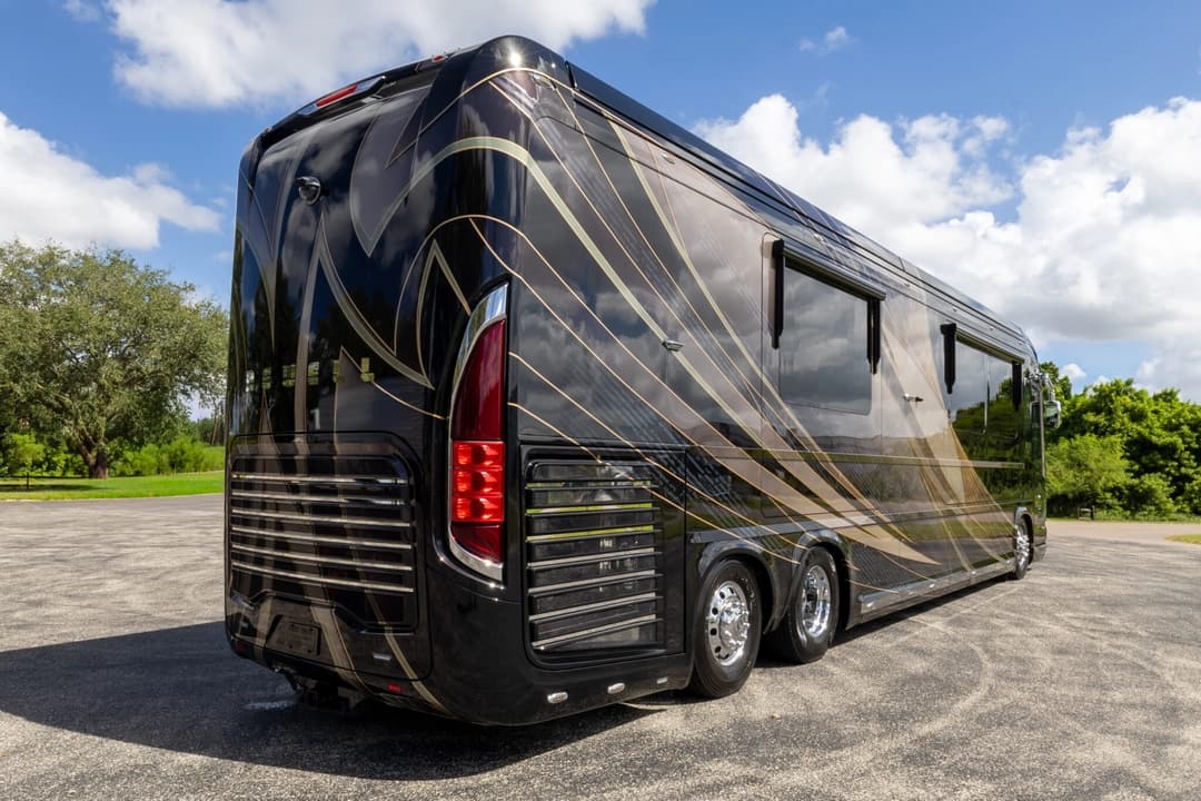 2023 Newell P50 Edition Motorhome - Image 5