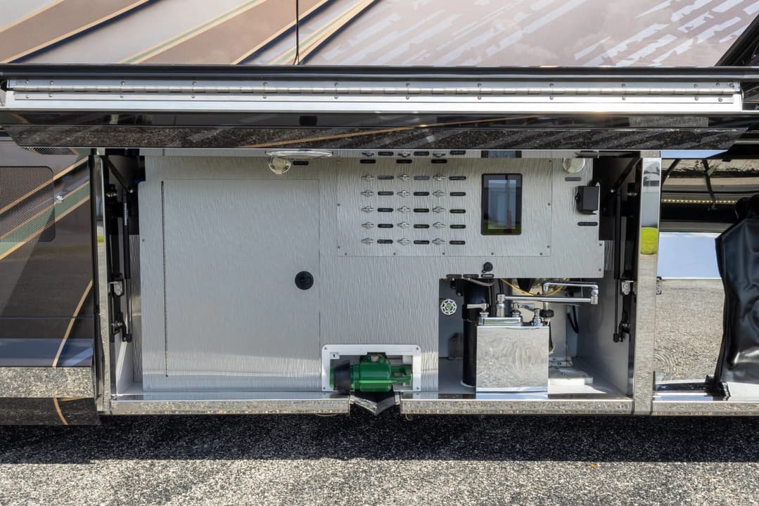 2023 Newell P50 Edition Motorhome - Image 43