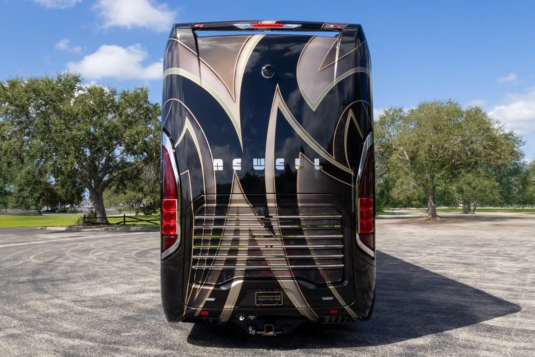 2023 Newell P50 Edition Motorhome - Image 6