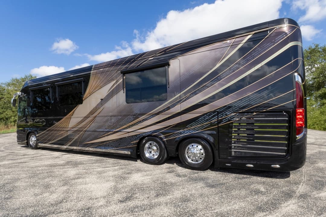 2023 Newell P50 Edition Motorhome - Image 8