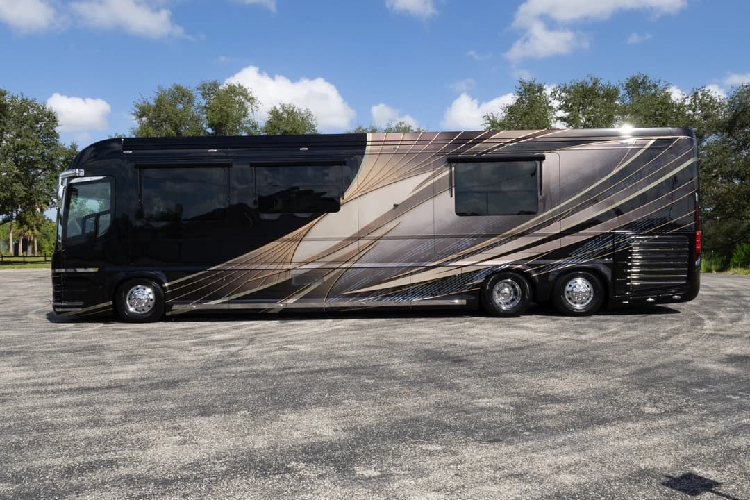 2023 Newell P50 Edition Motorhome - Image 9