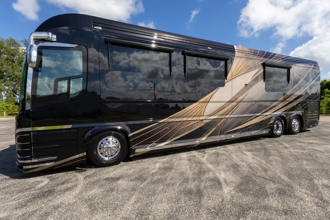 2023 Newell P50 Edition Motorhome - Image 10