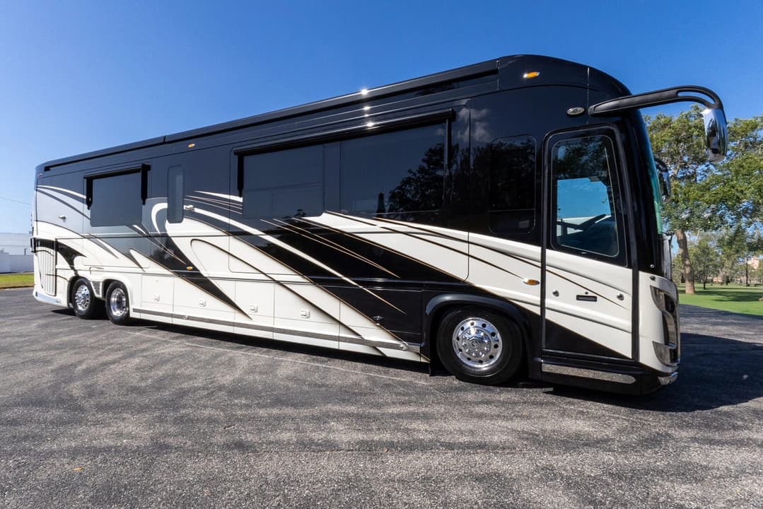 2017 Newell 2020P Motorhome - Image 2
