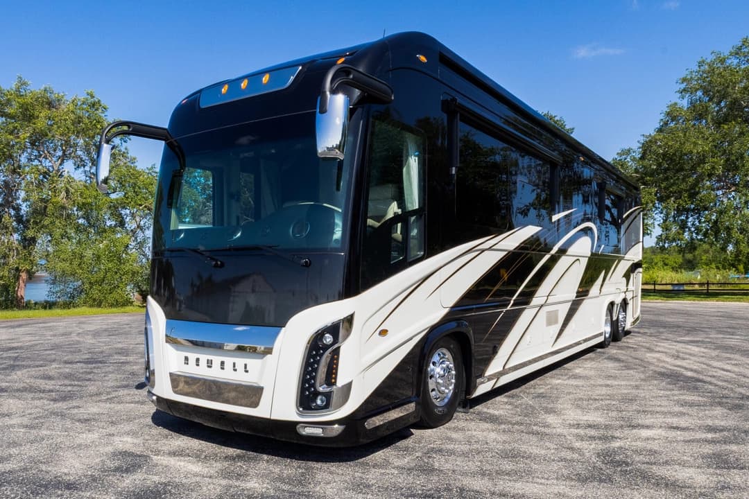 2017 Newell 2020P Motorhome - Image 11