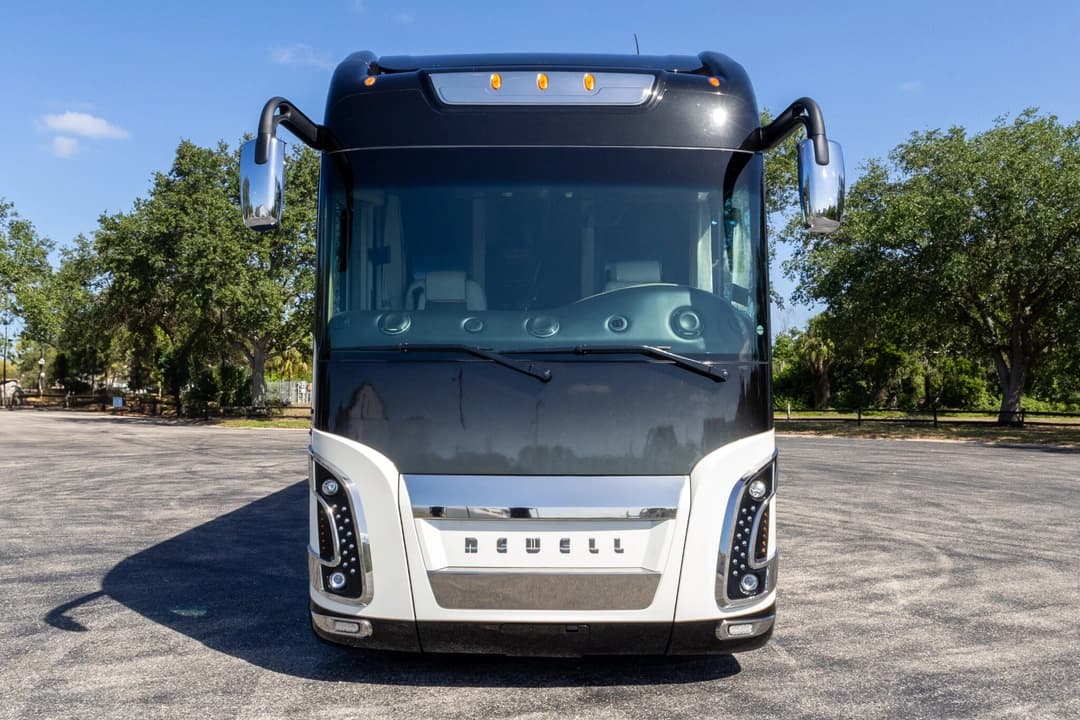 2017 Newell 2020P Motorhome - Image 12