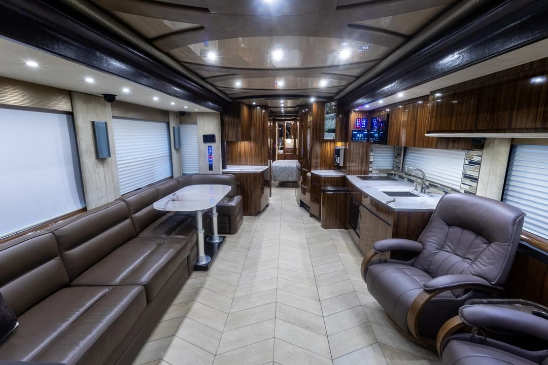 2017 Newell 2020P Motorhome - Image 14
