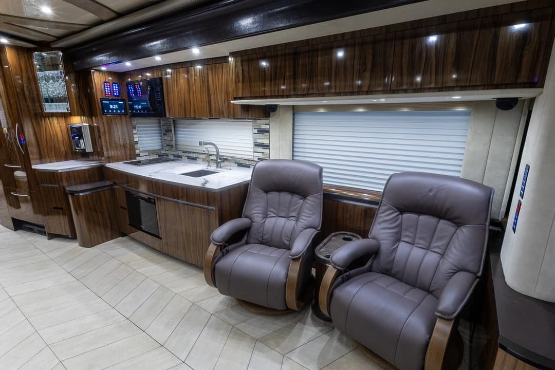 2017 Newell 2020P Motorhome - Image 15