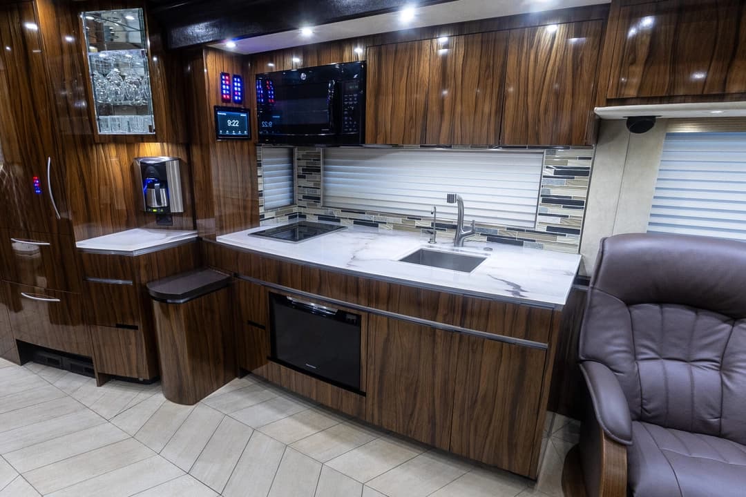 2017 Newell 2020P Motorhome - Image 16