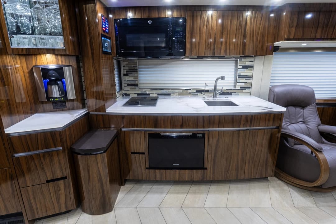 2017 Newell 2020P Motorhome - Image 17