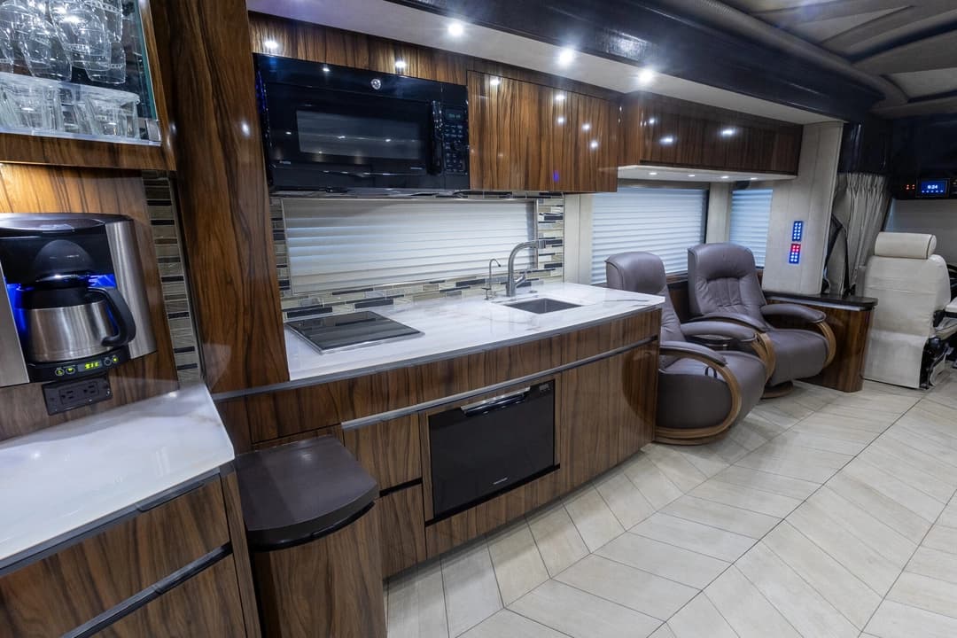 2017 Newell 2020P Motorhome - Image 18