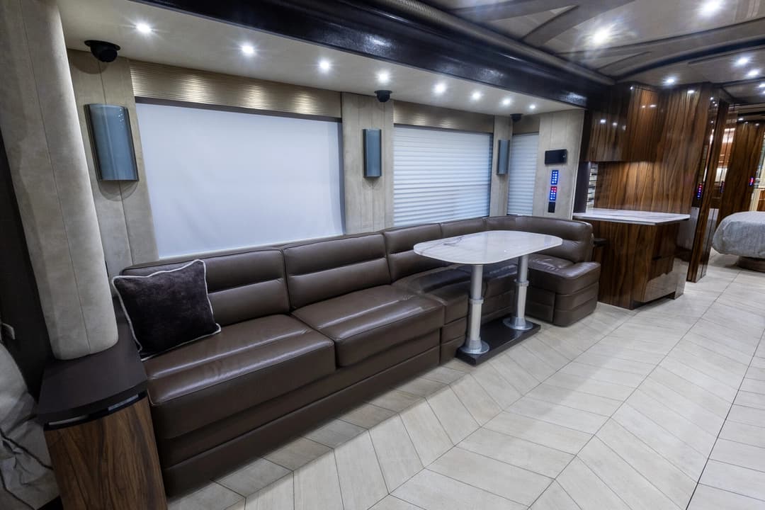 2017 Newell 2020P Motorhome - Image 19