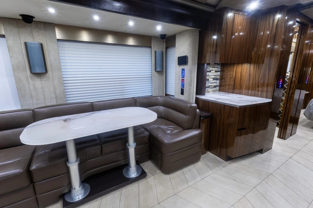 2017 Newell 2020P Motorhome - Image 20
