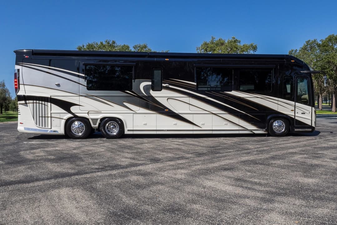 2017 Newell 2020P Motorhome - Image 3