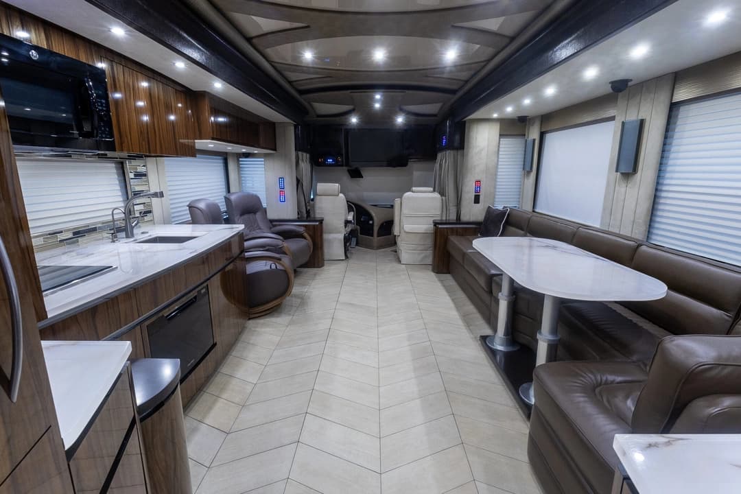 2017 Newell 2020P Motorhome - Image 21