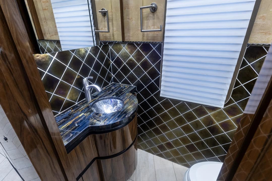 2017 Newell 2020P Motorhome - Image 22