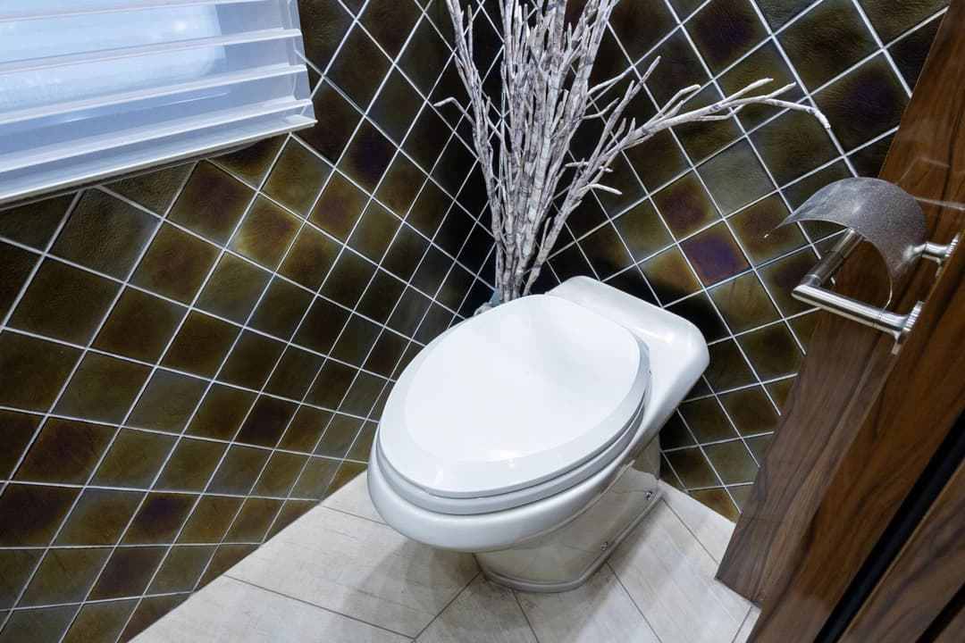 2017 Newell 2020P Motorhome - Image 23