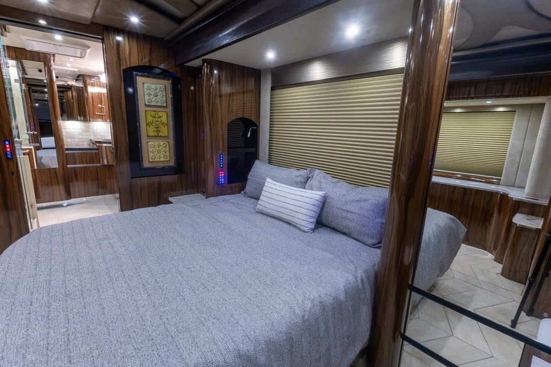 2017 Newell 2020P Motorhome - Image 24